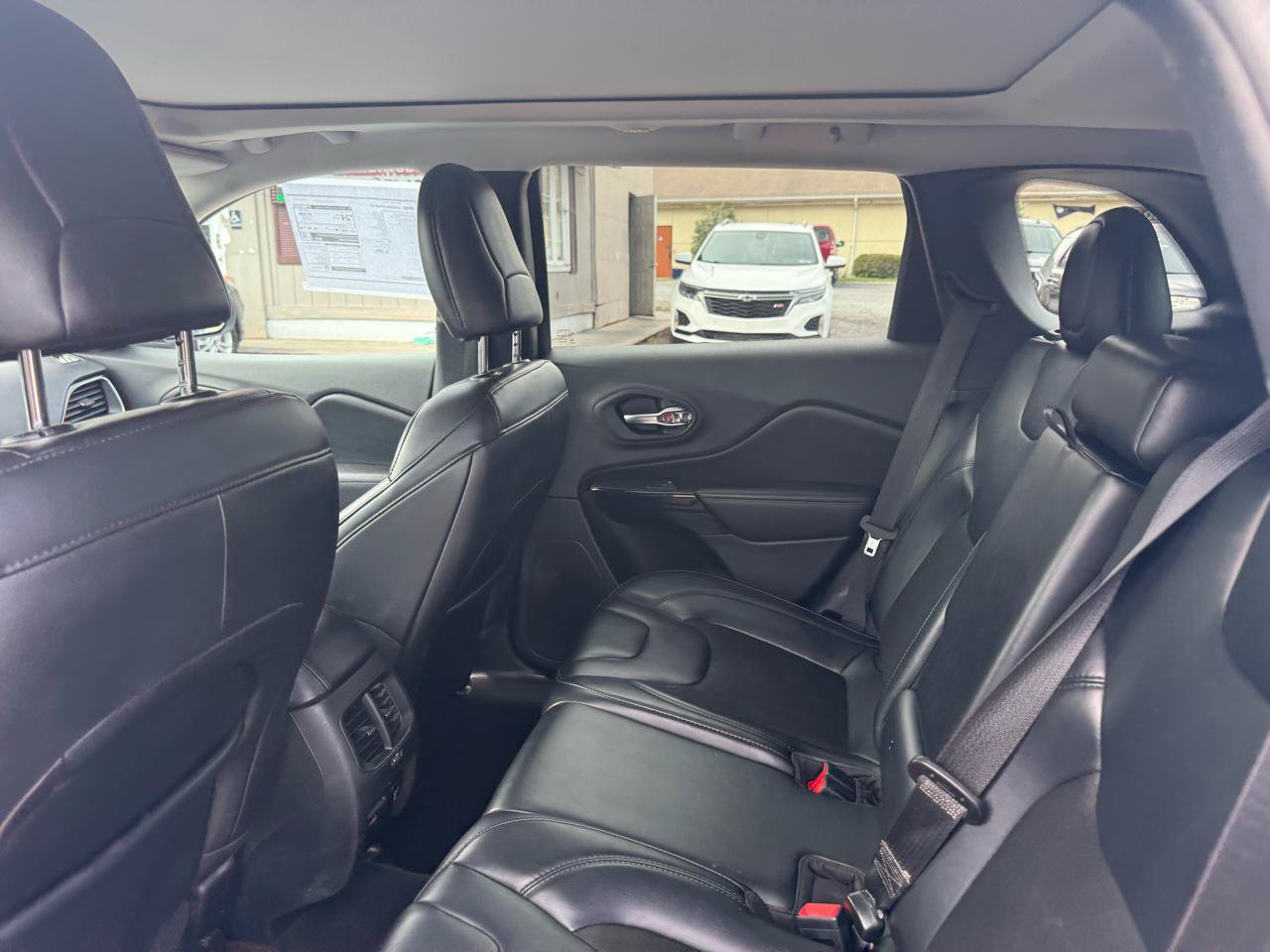 Used 2020 Jeep Cherokee Latitude Plus AWD/4WD image 29