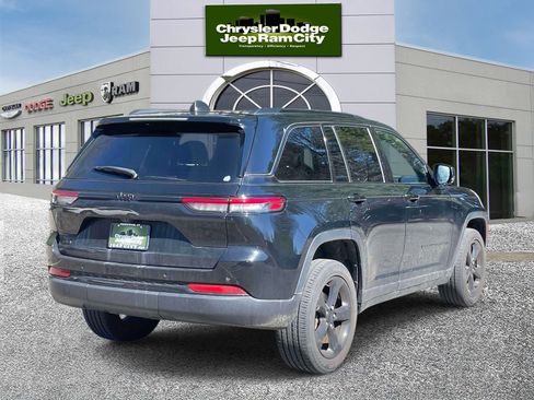 Used 2023 Jeep Grand Cherokee Altitude image 5
