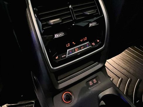 Used 2021 BMW X7 xDrive40i w/ M Sport Package AWD/4WD image 30