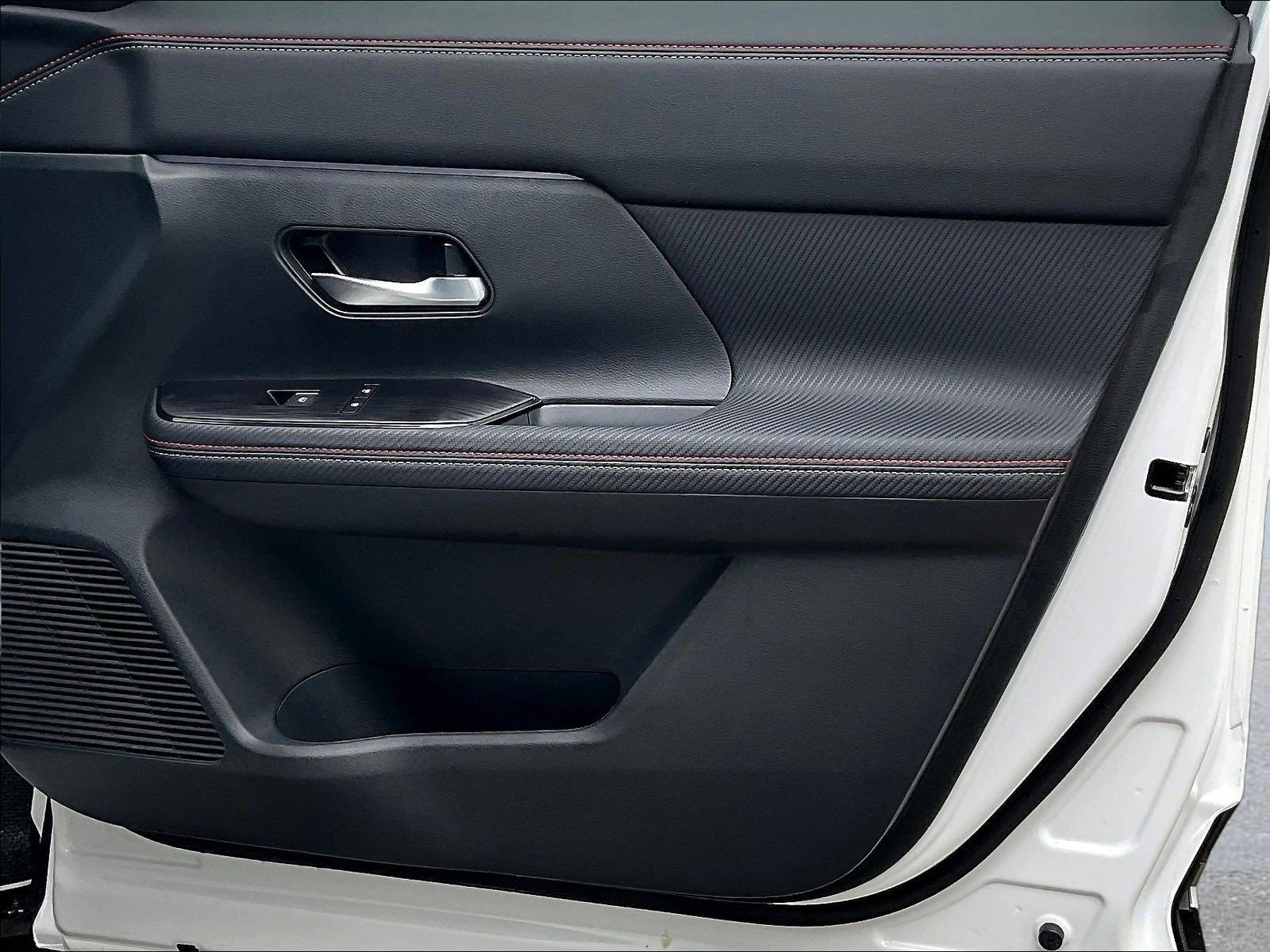 Certified 2025 Nissan Kicks SR FWD image 29
