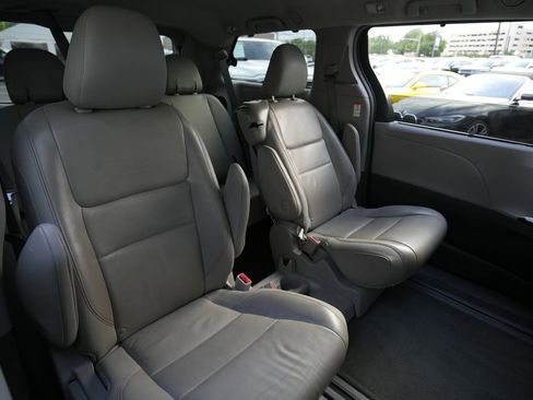 Used 2017 Toyota Sienna XLE Premium FWD image 27