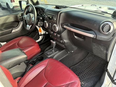 Used 2013 Jeep Wrangler Unlimited Rubicon image 32