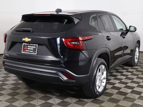 Used 2025 Chevrolet Trax LS w/ LS Convenience Package image 9