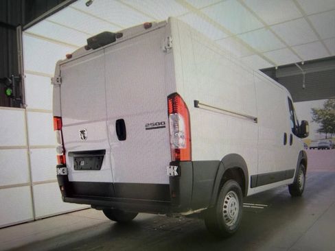 Used 2025 RAM ProMaster 2500 w/ Convenience Group FWD image 2
