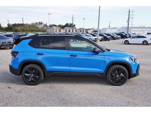 Certified 2025 Volkswagen Taos SE FWD image 8