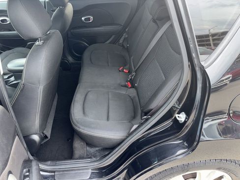 Used 2016 Kia Soul + image 10