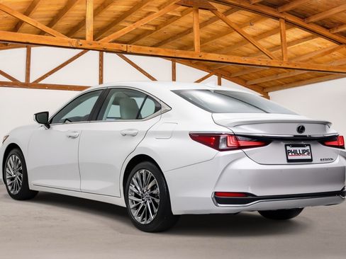 Used 2024 Lexus ES 300h w/ Luxury Package FWD image 3