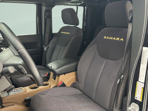Used 2013 Jeep Wrangler Unlimited Sahara AWD/4WD image 16