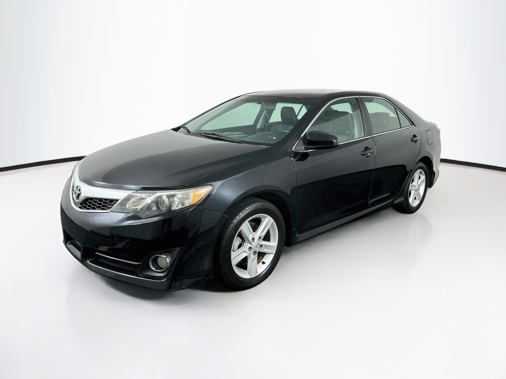 Used 2012 Toyota Camry SE FWD image 3