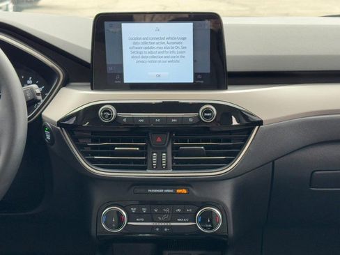 Used 2022 Ford Escape SE w/ SE Sport Appearance Package image 13