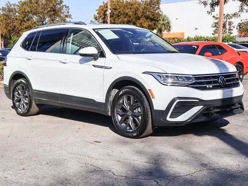 Used 2024 Volkswagen Tiguan SE w/ Panoramic Sunroof Package FWD image 2
