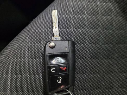 Used 2020 Volkswagen Tiguan S image 32