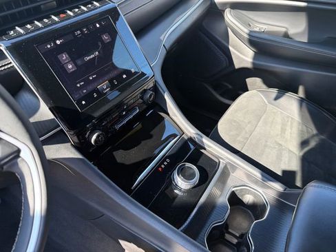 Used 2025 Jeep Grand Cherokee Altitude image 42