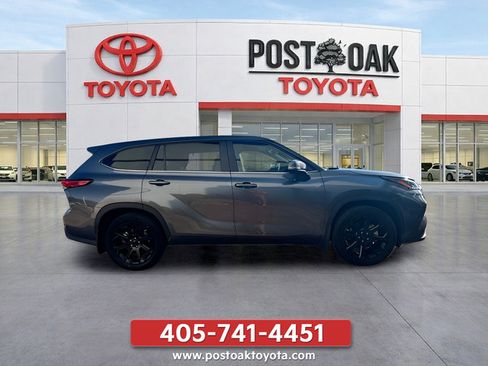 Used 2023 Toyota Highlander LE FWD image 10