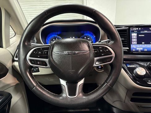 Used 2022 Chrysler Voyager LX image 19