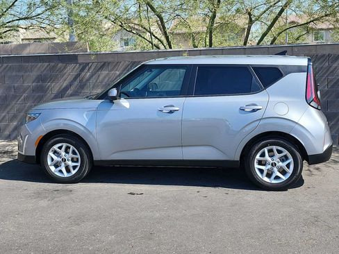 Used 2025 Kia Soul LX w/ LX Technology Package FWD image 5