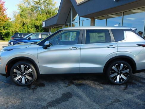 New 2025 Mitsubishi Outlander SE image 2