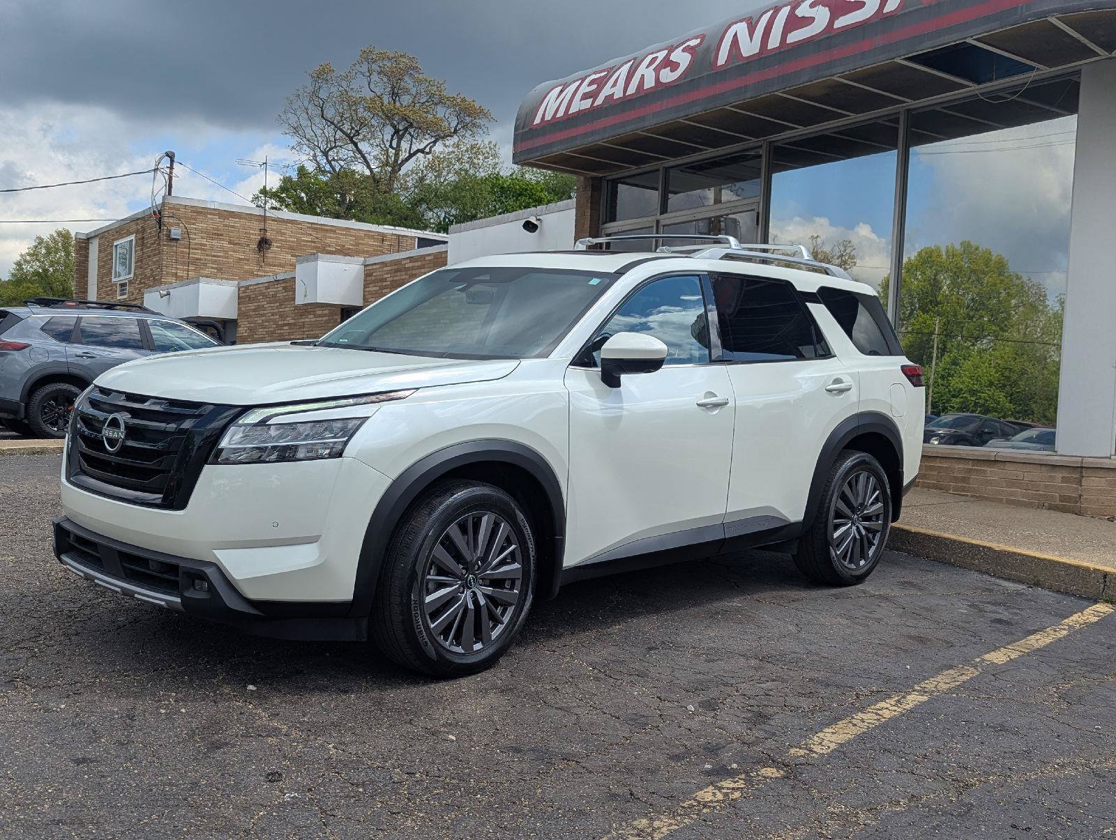 Used 2023 Nissan Pathfinder SL w/ SL Premium Package AWD/4WD image 8