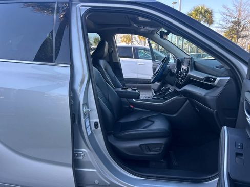 Used 2022 Toyota Highlander XLE image 11