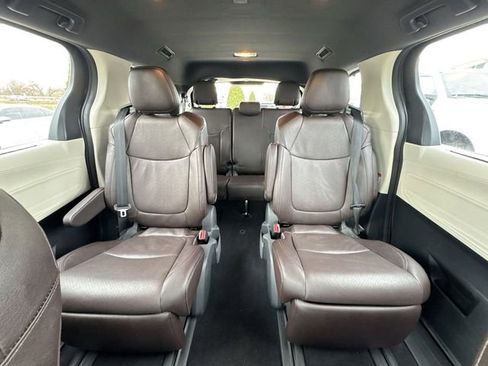 Used 2024 Toyota Sienna Platinum image 23