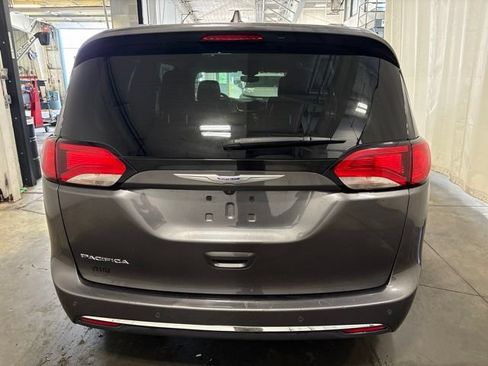 Used 2020 Chrysler Pacifica Touring-L FWD image 5