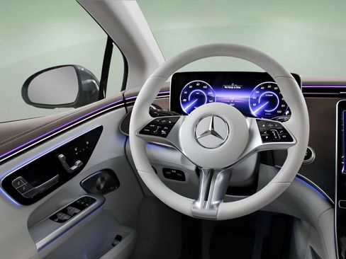 Used 2025 Mercedes-Benz EQE 350+ 4MATIC Sedan image 21