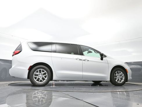 New 2026 Chrysler Pacifica Select image 46