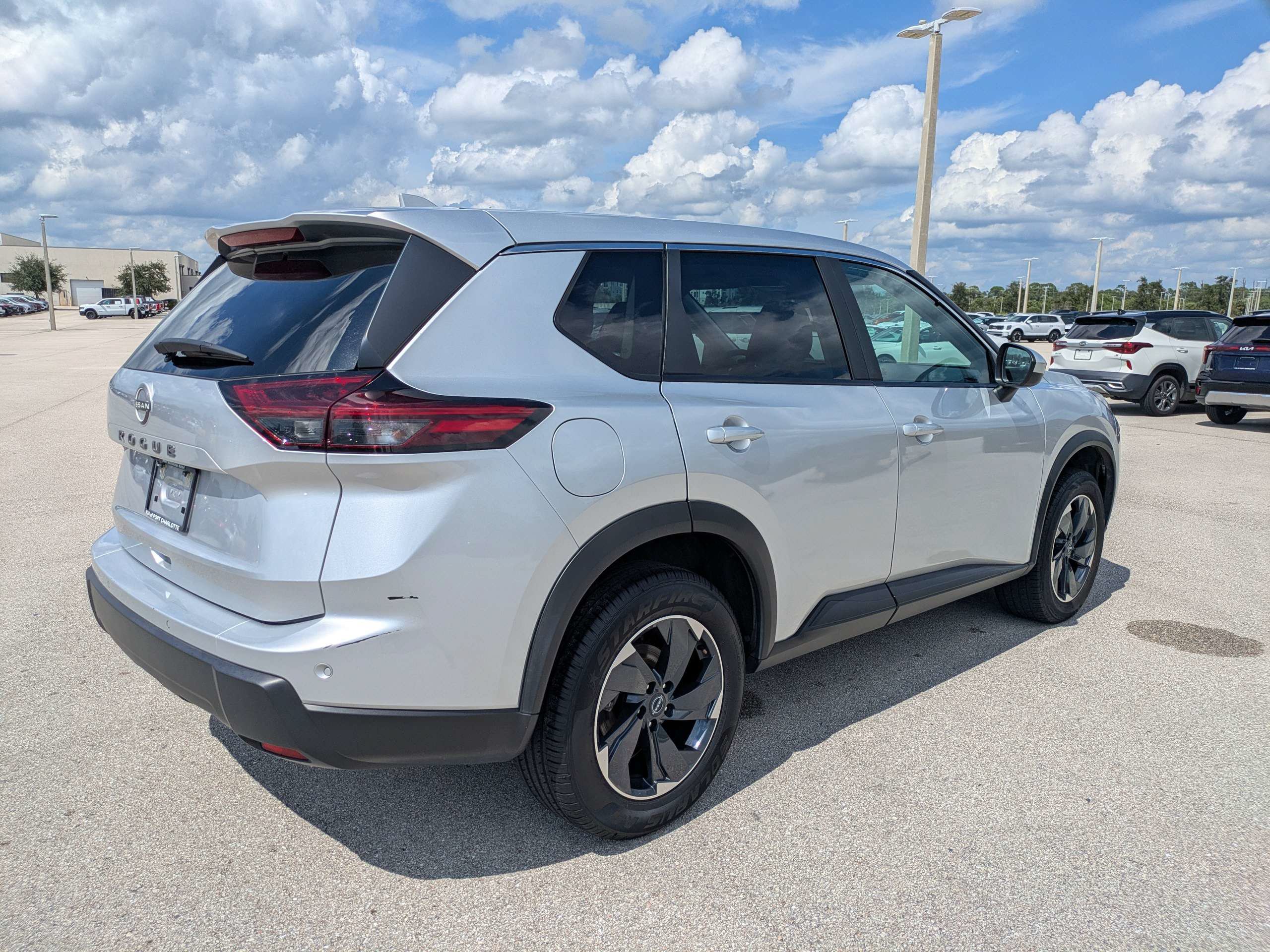 Used 2025 Nissan Rogue SV FWD image 3