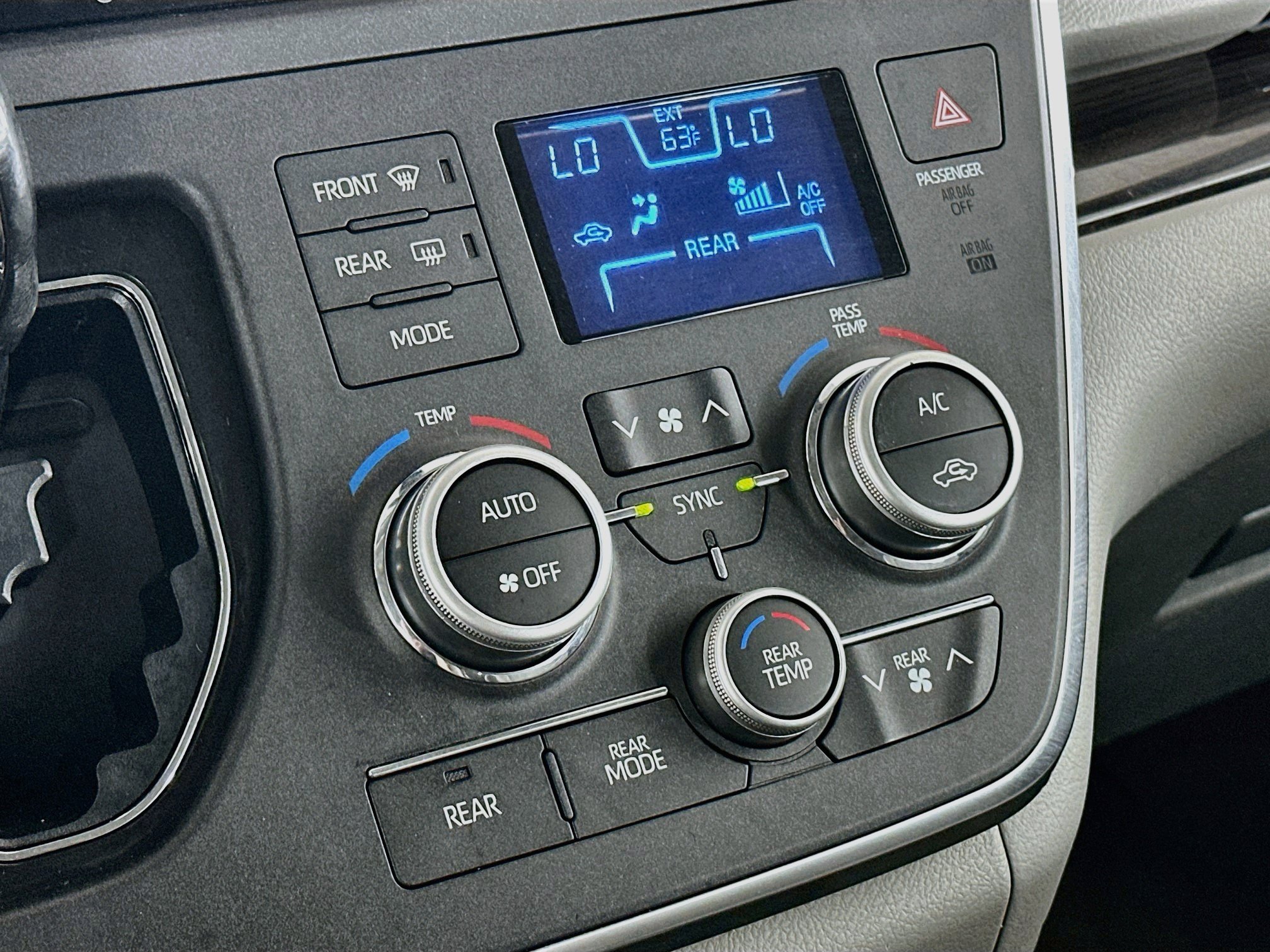 Used 2018 Toyota Sienna XLE FWD image 23
