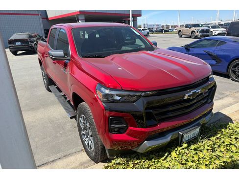 Used 2025 Chevrolet Colorado Z71 AWD/4WD image 2
