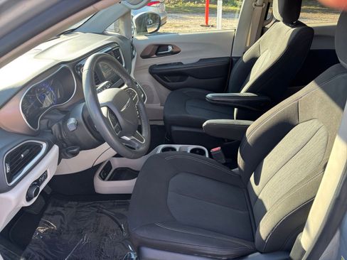 Used 2023 Chrysler Voyager LX image 28