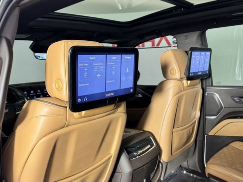 Used 2021 Cadillac Escalade Premium Luxury AWD/4WD image 32