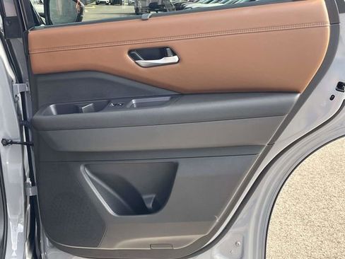Used 2025 Nissan Pathfinder Platinum FWD image 25