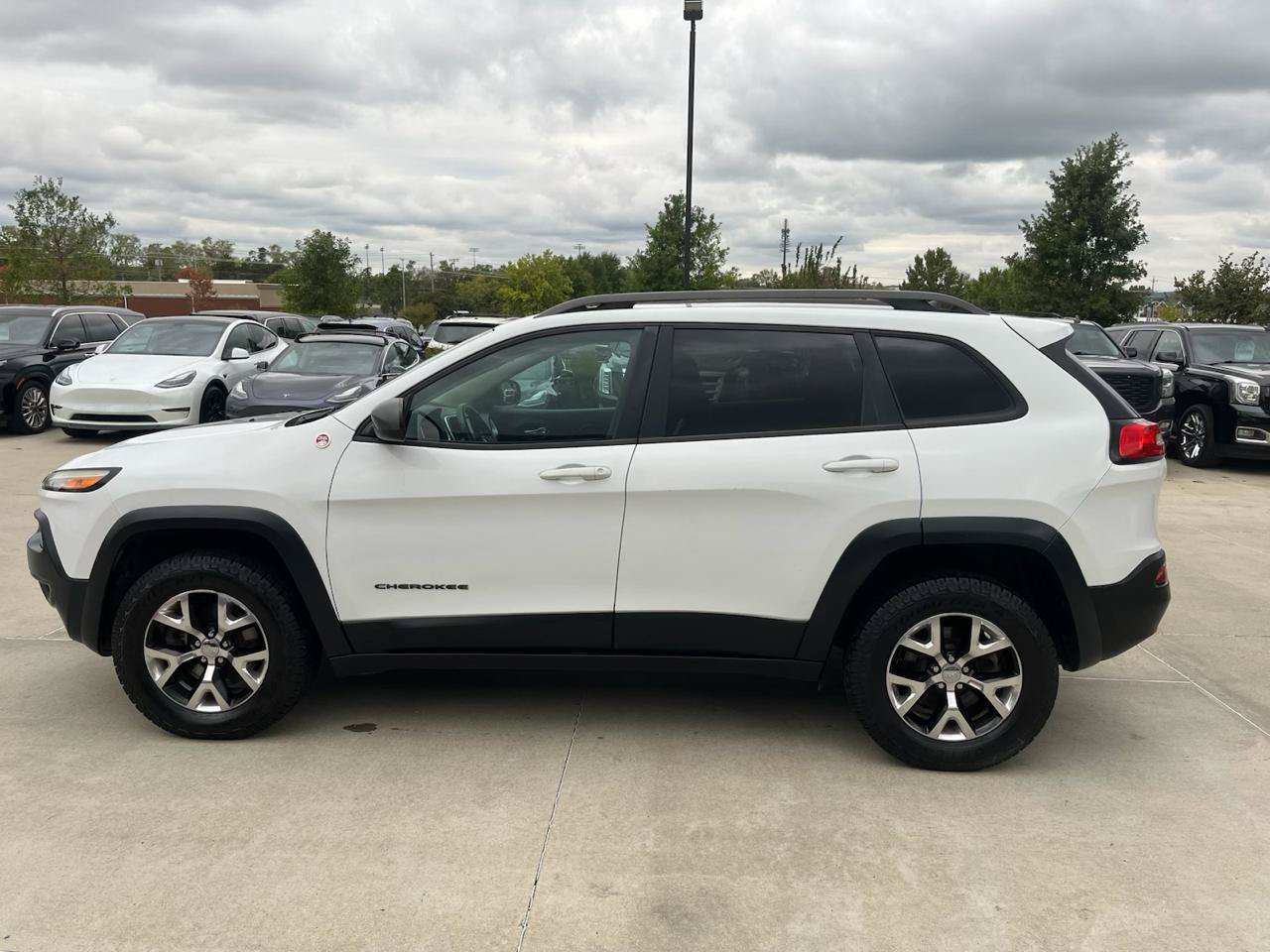 Used 2016 Jeep Cherokee Trailhawk w/ Leather Interior Group AWD/4WD image 8