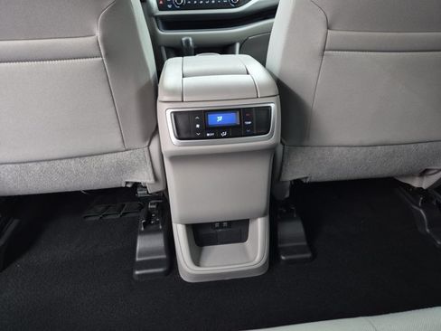 Used 2019 Toyota Highlander LE FWD image 18