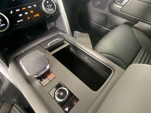 Used 2025 Land Rover Discovery Dynamic SE image 22