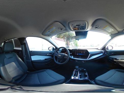 Used 2025 Chevrolet Trax LT FWD image 40
