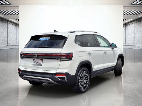 Certified 2025 Volkswagen Taos SE FWD image 7