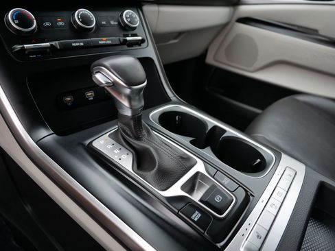 Certified 2024 Kia Carnival LX image 24