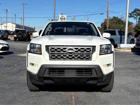 Used 2022 Nissan Frontier SV image 2