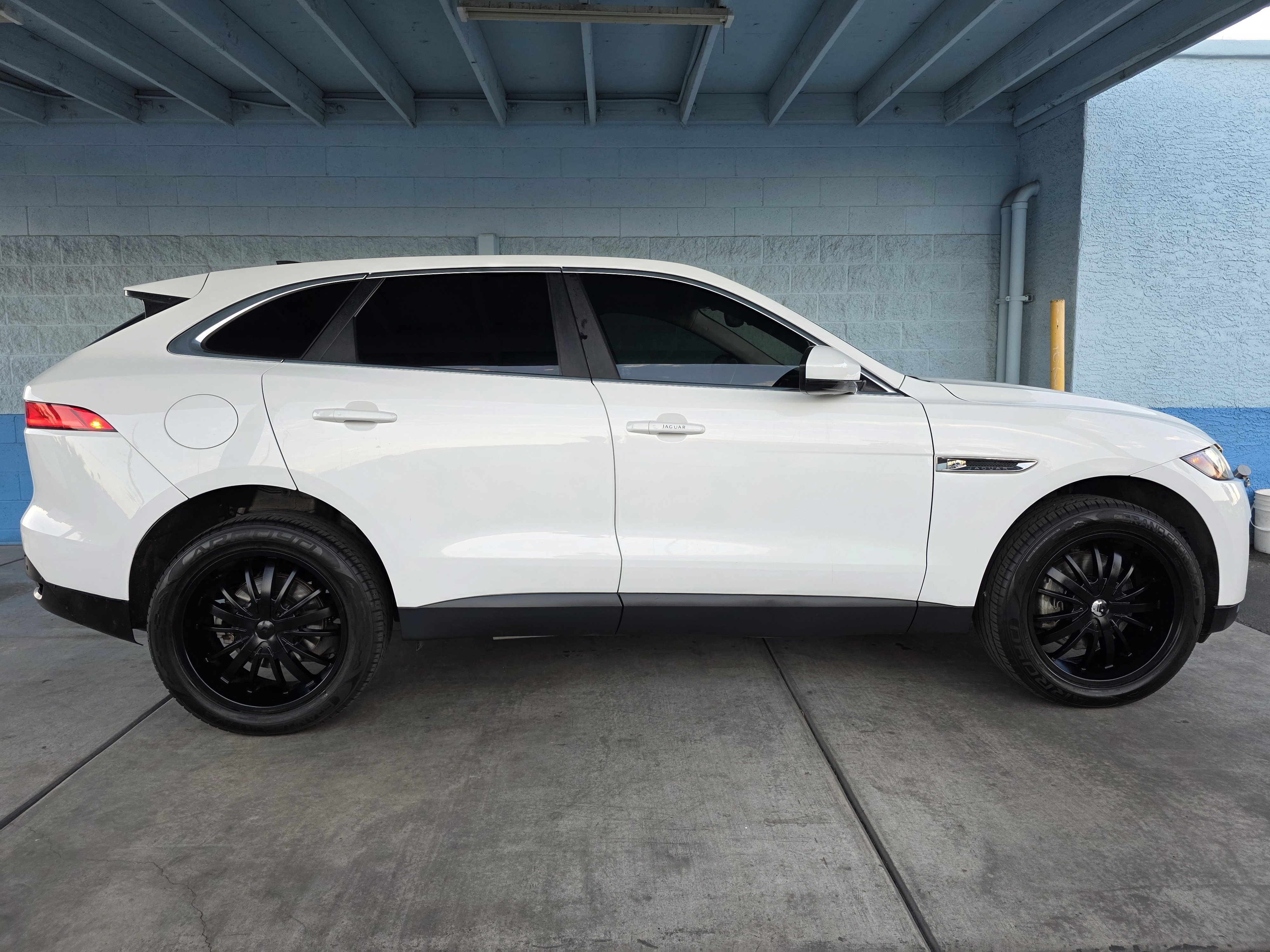 Used 2020 Jaguar F-PACE Prestige AWD/4WD image 2