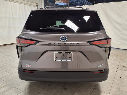 Certified 2021 Toyota Sienna XLE image 8