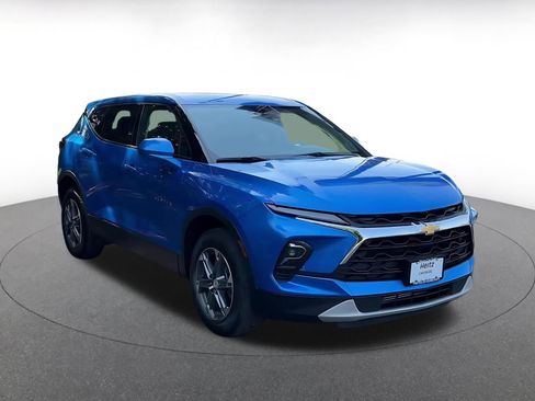 Used 2025 Chevrolet Blazer LT FWD image 3