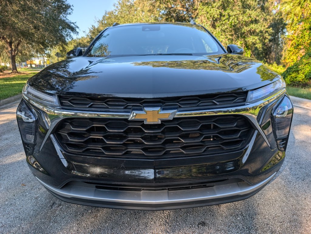Used 2024 Chevrolet Trax LT w/ Driver Confidence Package FWD image 2