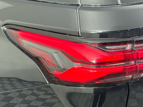 Used 2023 Chevrolet Traverse LT image 35