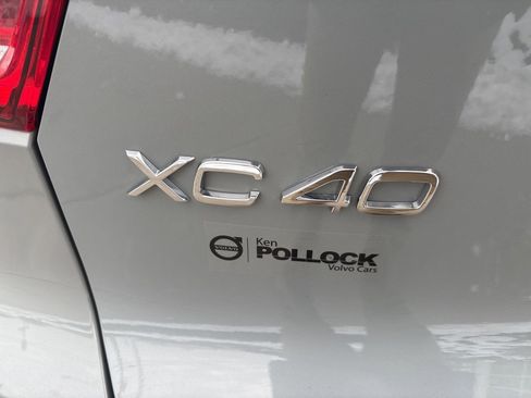 Certified 2025 Volvo XC40 B5 Plus image 8
