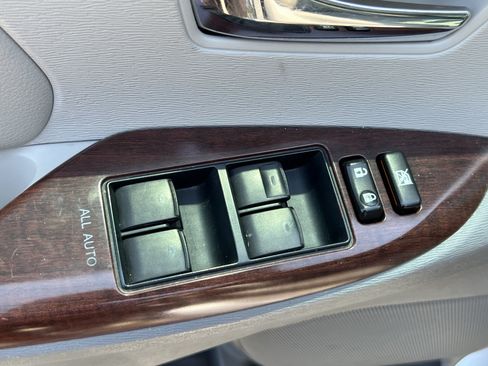 Used 2012 Toyota Sienna XLE FWD image 15