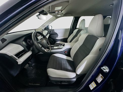 Used 2025 Mitsubishi Outlander SE FWD image 13