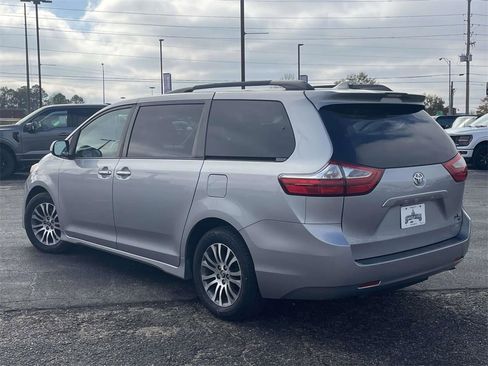 Used 2018 Toyota Sienna XLE image 5