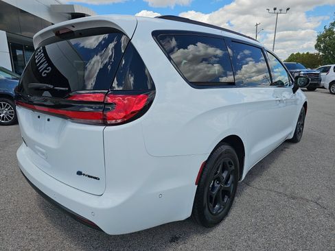 Used 2024 Chrysler Pacifica Premium FWD image 8